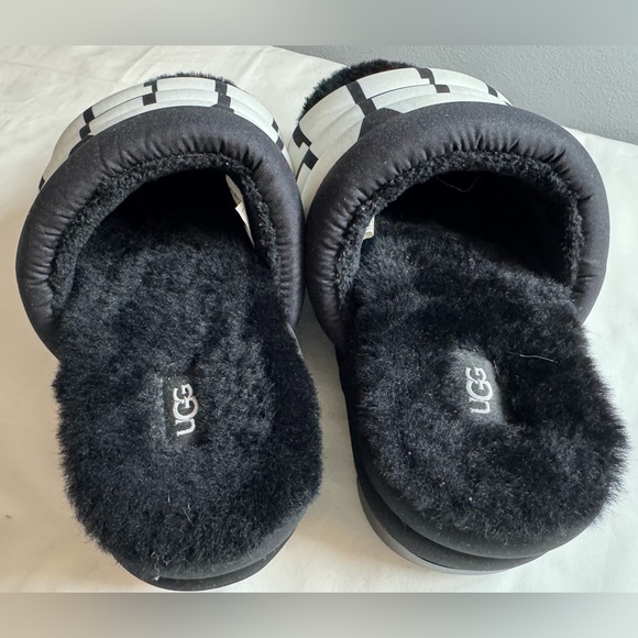 UGG Black and White Women's Slippers - Picture 5 of 8
